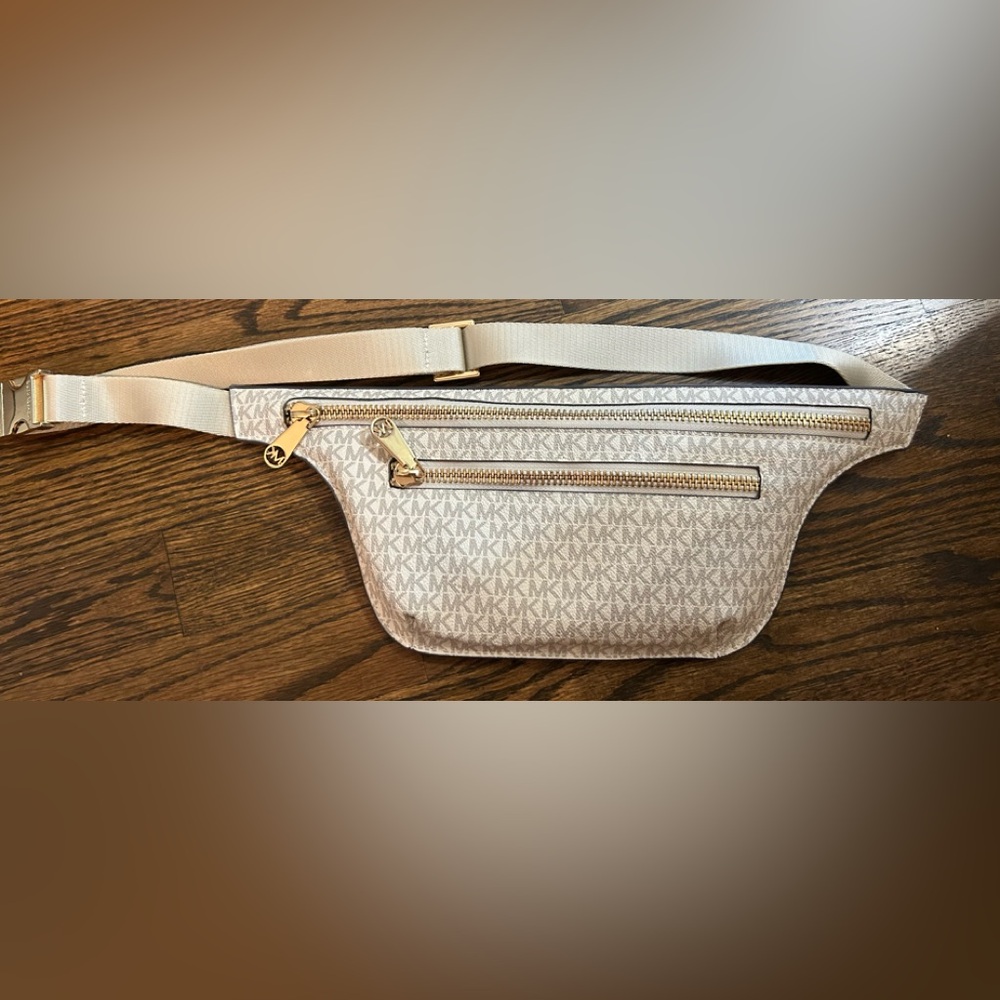 Michael kors small cross body